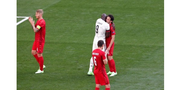 Das Publikum hofft, dass das Glück von Danmarks fodboldlandshold kommt